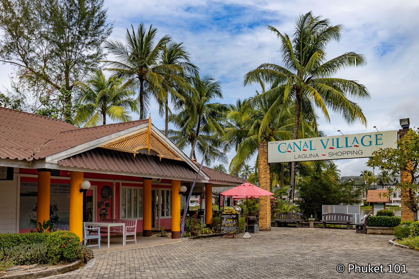 Canal Village Laguna Shopping
